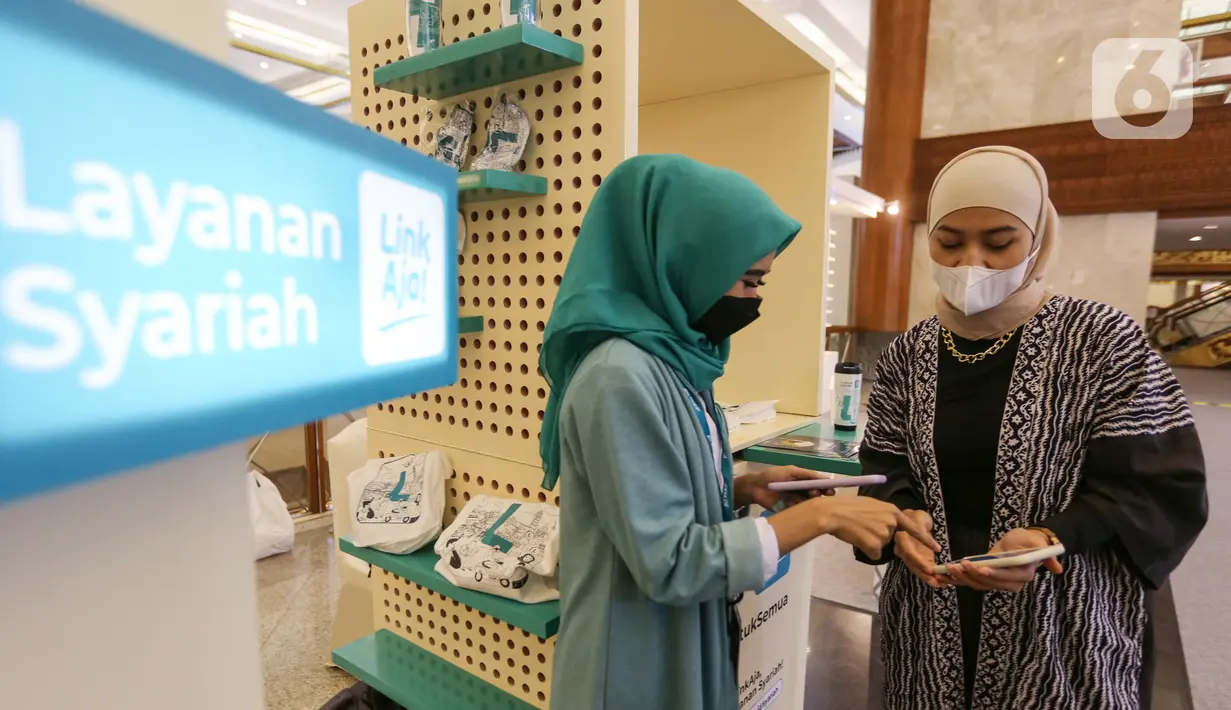 Konsumen melakukan top up di booth Layanan Syariah LinkAja pada ISEF ke-8 Tahun 2021 di JCC Senayan, Jakarta, Rabu (27/10/2021). Layanan Syariah LinkAja ambil bagian dalam mengedukasi publik, komunitas serta berbagai instansi mengenai layanan keuangan berbasis syariah. (Liputan6.com/Fery Pradolo)