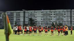 Para pemain dan pelatih Persija Jakarta melakukan briefing sebelum melakukan latihan resmi jelang laga lanjutan BRI Super League 2025/2026 melawan PSM Makassar di lapangan latih Jakarta International Stadium, Jakarta, Kamis (19/02/2026). (Bola.com/Bagaskara Lazuardi)