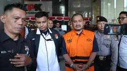 Bupati Pemalang Anom Widiyantoro berjalan menuju mobil tahanan usai menjalani pemeriksaan di Gedung Merah Putih KPK, Jakarta, Kamis (30/7/2026). (KLY/ Arie Basuki)