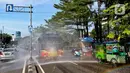 Mobil Water Cannon milik Polisi menyemprotkan Disinfektan di jalan Slipi, Jakarta, Selasa (31/3/2020). Meluasnya Covid-19 membuat petugas kepolisian Berinisiatif menyemprotkan Disinfektan menggunakan Water Cannon memutari jalan, Petamburan, Slipi Raya Jakarta Barat. (Liputan6.com/Johan Tallo)