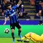 Striker Inter Milan, Matteo Politano, berebut bola dengan bek Barcelona, Clement Lenglet, pada laga Liga Champions di Stadion San Siro, Milan, Selasa (10/12). Inter kalah 1-2 dari Barcelona. (AFP/Miguel Medina)