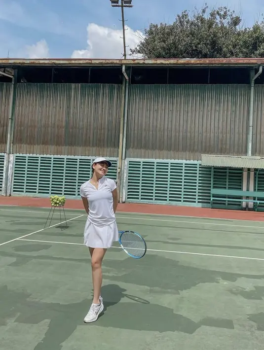 Outfit serba putih menghadirkan gaya yang tampak profesional. [Foto: Aaliyah Massaid]