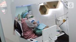 Pasien memeriksa gigi dan mulut pada program kampanye “Jangan Tunggu Sampai Sakit Gigi, #KonsultasiGigiSekarang” di Jakarta, Rabu (08/06/2022). Program yang berjalan sejak April hingga awal Juni telah memberikan konsultasi kepada lebih dari 6.000 pasien dengan melibatkan 3.431 dokter gigi dari 112 PDGI cabang. (Liputan6.com/Fery Pradolo)