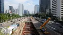 Suasana pembangunan MRT di kawasan Blok M dan Sudirman, Jakarta, (23/7). Kendala yang dihadapi dalam pembebasan lahan untuk MRT, karena banyaknya warga yang meminta lahannya dibeli dengan harga di atas NJOP. Liputan6.com/Helmi Afandi)