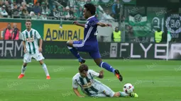 Gelandang Chelsea, Willian, mencoba merebut bola dari kaki gelandang Rapid Vienna dalam laga ujicoba di Stadion Allianz, Wina, Sabtu (16/7/2016). (Bola.com/Reza Khomaini)