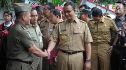 Gubernur dan Wakil Gubernur baru DKI, Anies Baswedan dan Sandiaga Uno setibanya di Balai Kota Jakarta, Selasa (17/10). Anies dan Sandiaga keliling Balai Kota sebelum menggelar rapat bersama SKPD DKI Jakarta. (Liputan6.com/Faizal Fanani)