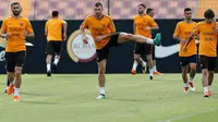 Pemain AS Roma, Edin Dzeko (tengah) dan rekan-rekannya saat sesi latihan di Trigoria Sports Centre, Roma, Italia, Selasa (1/5). AS Roma dan Liverpool akan menjalani leg kedua semifinal Liga Champions di Stadion Olimpico. (Riccardo Antimiani /ANSA via AP)