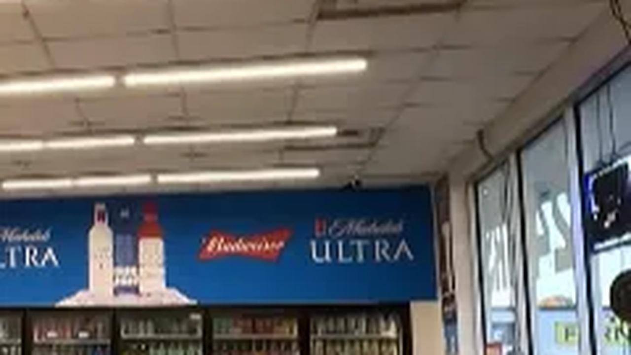 Tak hanya supermarket, pom bensin ini juga dikelola oleh pasangan suami istri tersebut. <br>