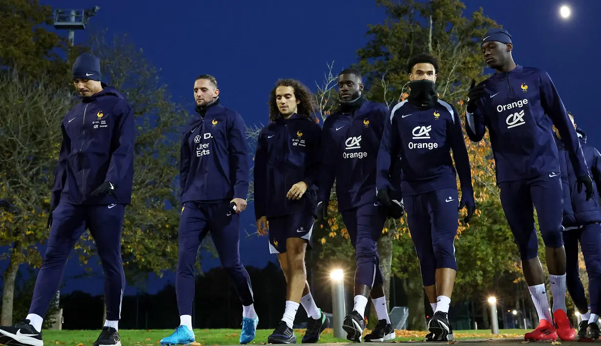 Pemain tim nasional Prancis WIlliam Saliba, Adrien Rabiot, Matteo Guendouzi, Dayot Upamecano, Warren Zaire Emery dan Randal Kolo Muani (kiri ke kanan) tiba untuk mengikuti sesi latihan di Clairefontaine-en-Yvelines pada 11 November 2024. (FRANCK FIFE/AFP)