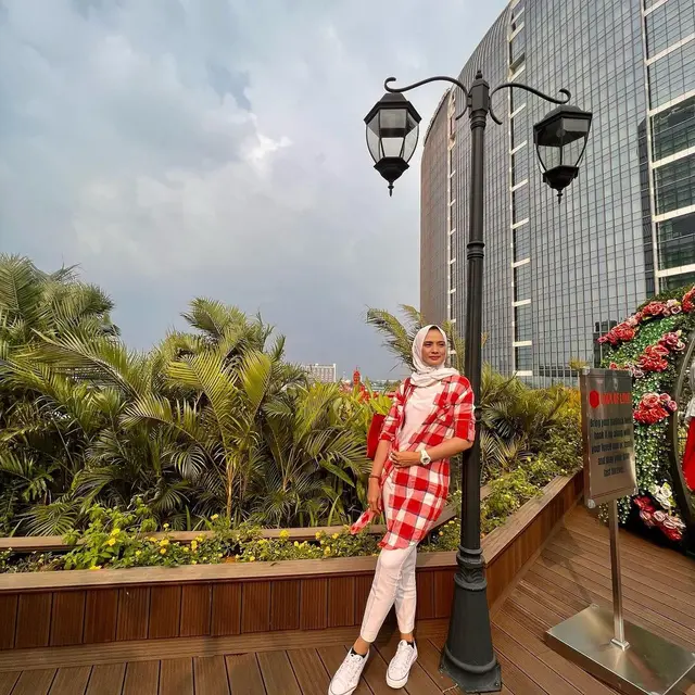 Mantan istri Ibnu Jamil, terlihat makin cantik setelah memutuskan berhijab