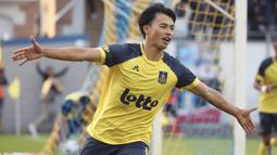 Selebrasi gelandang Union Saint-Gilloise, Kaoru Mitoma setelah menjebol gawang RFC Seraing pada laga Liga Belgia 2021/2022 di Joseph Marien Stadium, Brussels (16/10/2021). Tak mendapat tempat bersama Brighton di awal kedatangannya, Kaoru Mitoma langsung dipinjamkan ke salah satu klub Belgia Union Saint-Gilloise selama satu musim. (rusg.brussels)