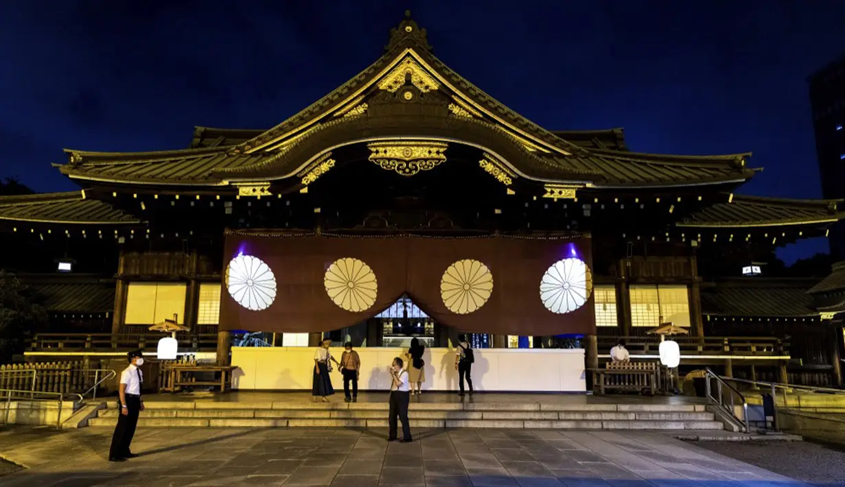 Para pengunjung berdoa saat Festival Mitama di Kuil Yasukuni, Tokyo, Jepang, Rabu (14/7/2021). Festival Mitama dirayakan sejak 1947 untuk menghormati jiwa para arwah yang diabadikan serta tentara yang gugur dari perang Jepang di masa lalu. (BEHROUZ MEHRI/AFP)