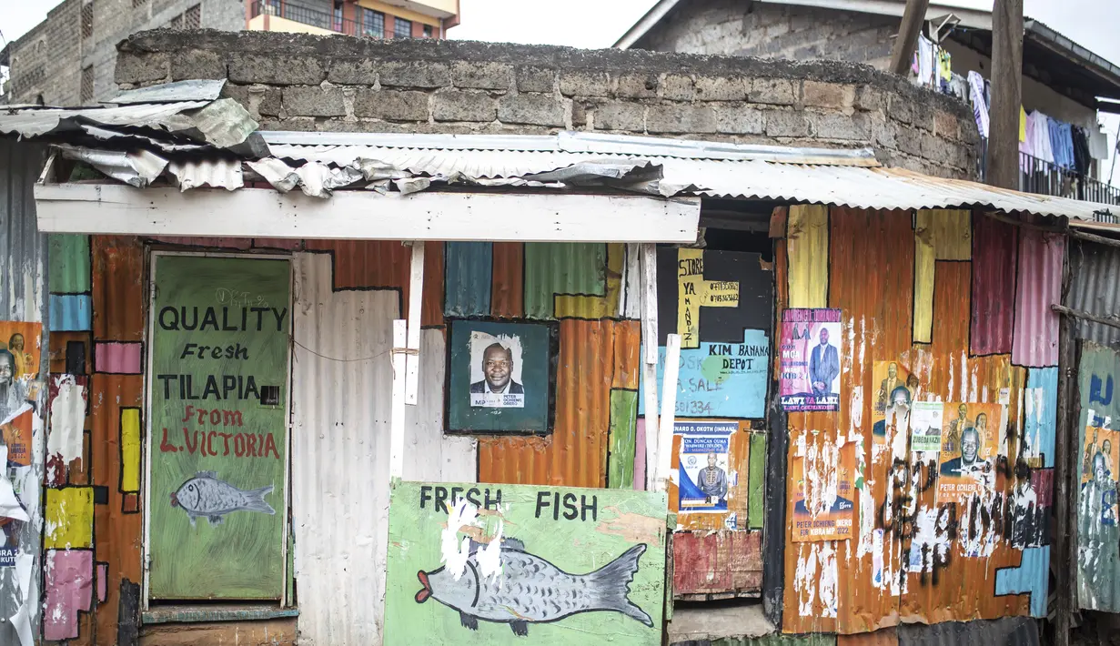 <p>Spanduk pemilihan terpampang di sebuah restoran di lingkungan Kibera, kubu kandidat presiden Raila Odinga, di Nairobi, Kenya, Kamis, 11 Agustus 2022. Rakyat Kenya menunggu hasil pemilihan presiden yang berlangsung ketat namun tenang di mana jumlah pemilih lebih rendah daripada biasanya. (AP Photo/Mosa'ab Elshamy)</p>