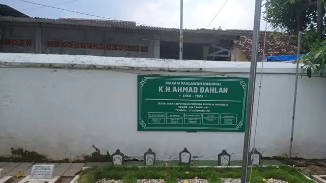 Salah satu sudut pemakamann Karangkajen yang terletak di kawasan Brontokusuman, Mergangsan, Kota Yogyakarta. Di sini, dimakamkan sejumlah tokoh penting di era sebelum kemerdekaan hingga era revolusi. (Liputan6/Nurul Diva dan Rizal)
