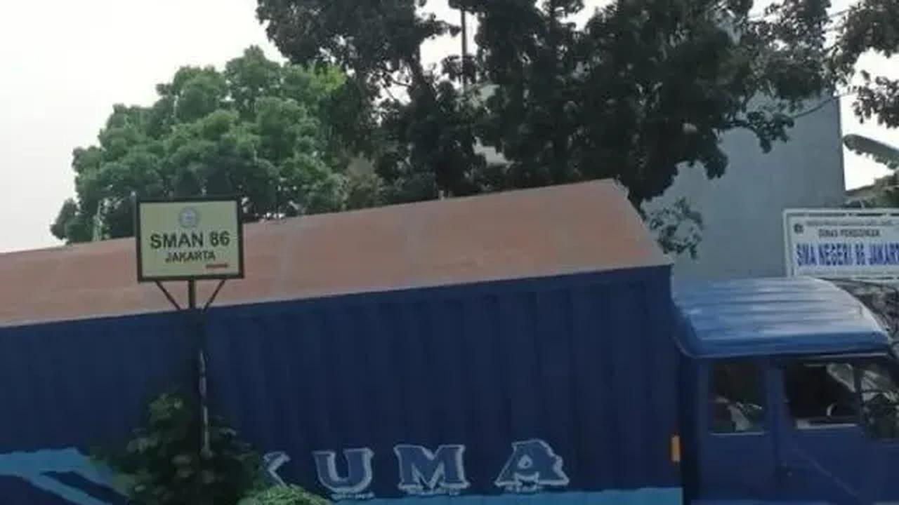 Menurut Feni, saat ini tiang LAA yang miring tersebut sedang dalam proses penegakan agar jalur hilir kereta dari Stasiun Rangkasbitung menuju Tanah Abang bisa kembali normal. Truk yang menabrak tiang LAA saat ini sedang dalam proses evakuasi.