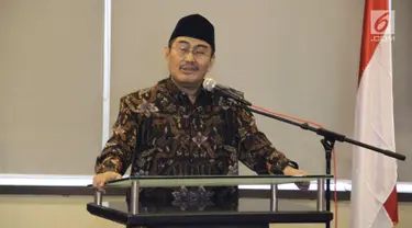 Tokoh Nasional Jimly Assidiqqi, menjadi pembicara dalam seminar Perhimpunan Indonesia Tionghoa (INTI), Prospek Indonesia 2018 di Jakarta, Sabtu (16/12). Seminar membahas berbagai persoalan bangsa antara lain isu sentimen SARA. (Liputan6.com/Iwan)