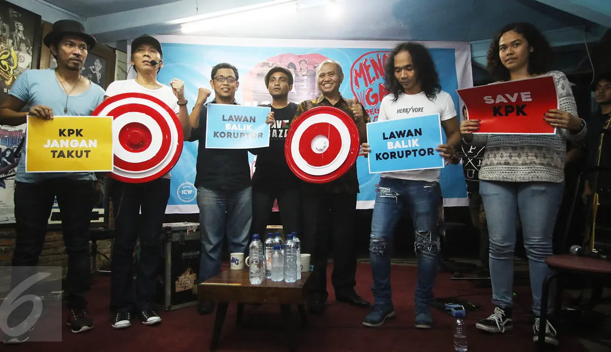 Personel grup band Slank bersama Ketua KPK Agus Rahardjo dan peneliti Indonesia Corruption Watch (ICW) Lola Ester berfoto bersama dalam acara Ngobrol Santai Antikorupsi Bersama Slank, KPK, dan ICW di Jakarta, Rabu (12/4). (Liputan6.com/Immanuel Antonius)