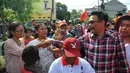 Cagub DKI Jakarta Djarot Saiful Hidayat berjabat tangan dengan warga saat melakukan blusukan di Kebon Bawang, Jakarta Utara, Sabtu (26/11). Dalam blusukannya tersebut, Djarot menjelaskan mengenai program KJP. (Liputan6.com/Angga Yuniar)