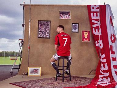Suatu kehormatan bagi rekrutan anyar Manchester United asal Chelsea, Mason Mount yang baru saja resmi berlabuh di Old Trafford untuk menghadapi musim 2023/2024. Gelandang Timnas Inggris itu mendapatkan nomor punggung 7, nomor keramat yang sebelumnya menjadi milik Cristiano Ronaldo. Seperti diketahui, para pengguna nomor punggung 7 dalam skuad MU mayoritas adalah para pemain pilihan yang digadang-gadang menjadi bintang, hingga kerap menjadi beban para penggunanya. Berikut deretan 7 pemilik nomor punggung 7 MU sebelum Mason Mount. (Instagram.com/ManchesterUnited)