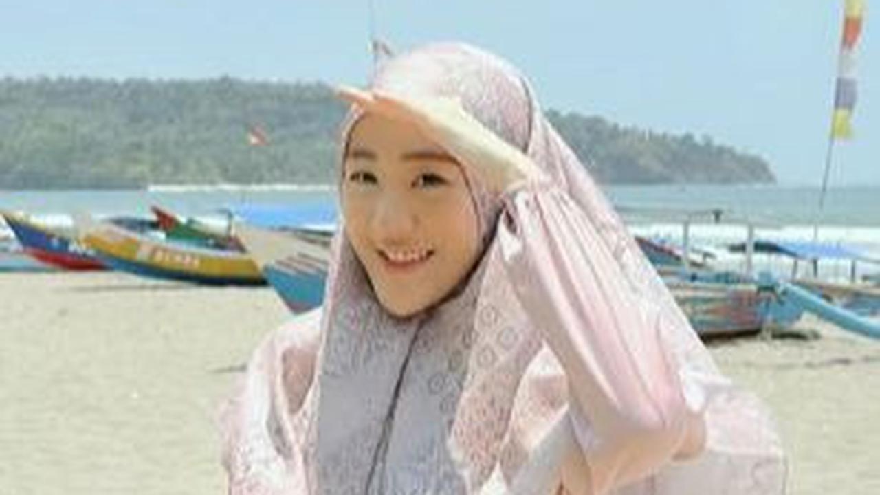 Para pecinta warna pastel tak perlu khawatir, Larissa punya banyak referensi berbusana dengan palet warna satu ini. Ibu satu anak ini kadang mencontohkan padu padan baju gamis polos pastel dengan jilbab motif berwarna senada.