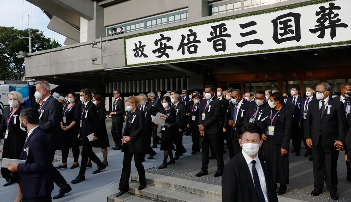 Para peserta pergi setelah pemakaman kenegaraan untuk mantan Perdana Menteri Jepang Shinzo Abe di Nippon Budokan, Tokyo, Jepang, 27 September 2022. Pemakaman kenegaraan Shinzo Abe dihadiri banyak pemimpin negara lain. (Kiyoshi Ota/Pool Photo via AP)