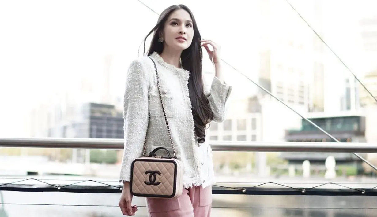 Koleksi Tas Sandra Dewi, Channel CC Filigree Vanity case (dok.Instagram@sandradewi88/https:/https://www.instagram.com/p/BzFAdOGBFT5//Devita Nur Azizah