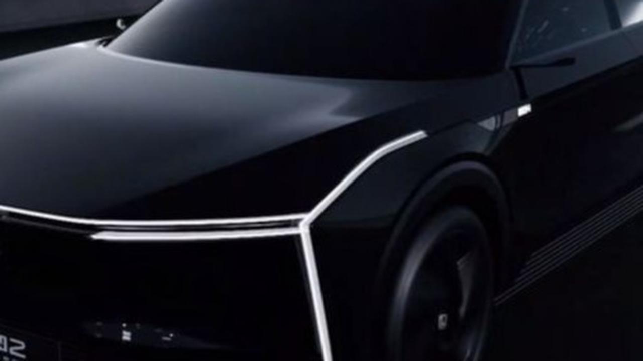 "Siapa tahu mereka juga mau melakukan investasi di sini. Masa tergantung Tesla, kan ada BYD," kata dia.<br><br>