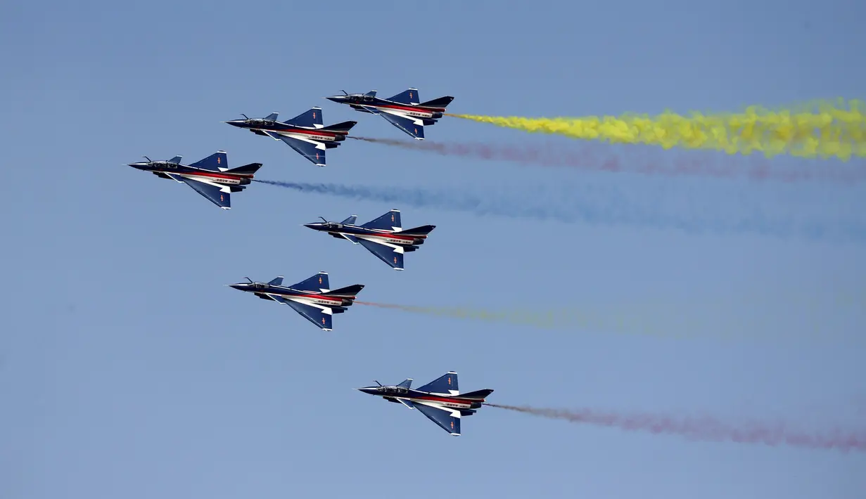 Jet tempur Tiongkok melakukan atraksi udara dalam acara Zhuhai Air Show, di Provinsi Guangdong, Tiongkok, Selasa (1/11). Tiongkok diprediksi akan mengambil alih posisi AS sebagai pasar penerbangan top dunia dalam dekade berikutnya. (REUTERS/ China Daily)