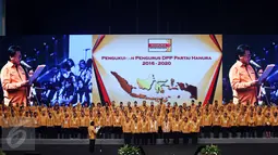 Oesman Sapta mengukuhkan Pengurus DPP Partai Hanura 2016 - 2020 saat Pelantikan Dewan Pimpinan Pusat Partai Hati Nurani Rakyat (Hanura) tahun 2016 - 2020 di Sentul International Convention Centre, Bogor, Rabu (22/02). (Liputan6.com/Johan Tallo)