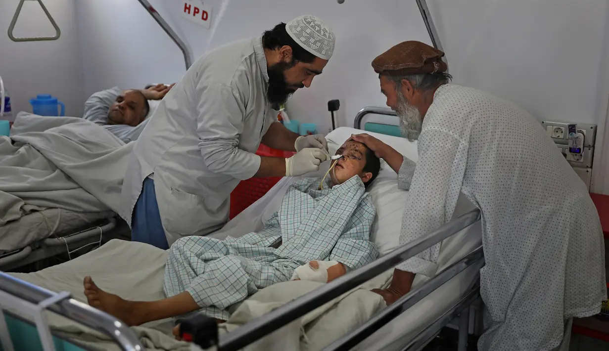 Paramedis memeriksa Nessar Ahmad (10) di Pusat Bedah Darurat untuk Korban Perang Sipil di Kabul, Afghanistan, Kamis (5/12/2019). (AP Photo/Altaf Qadri)