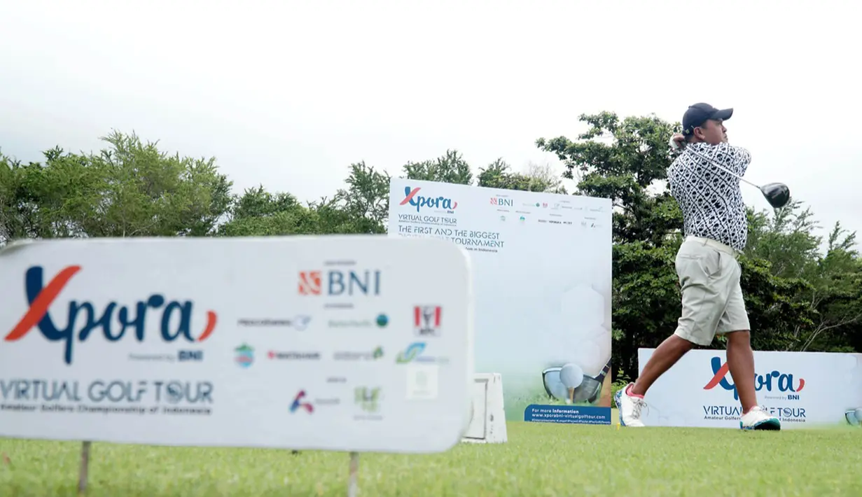 Pemain golf melakukan approach shot di Bali National Golf Club (28/11/2021). Penyelenggaraan putaran final Xpora Virtual Golf Tour 2021 di Bali pun telah membuat banyak hotel kembali meningkat okupansinya. (Liputan6.com/HO/BNI)
