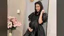 Tampil bak remaja, Lady Nayoan berpose mengenakan dress hitam yang cantik. Memamerkan baby bump dari anaknya yang ketiga, pesona hot mom Lady Nayoan sungguh terpancar kuat. Foto: Instagram.