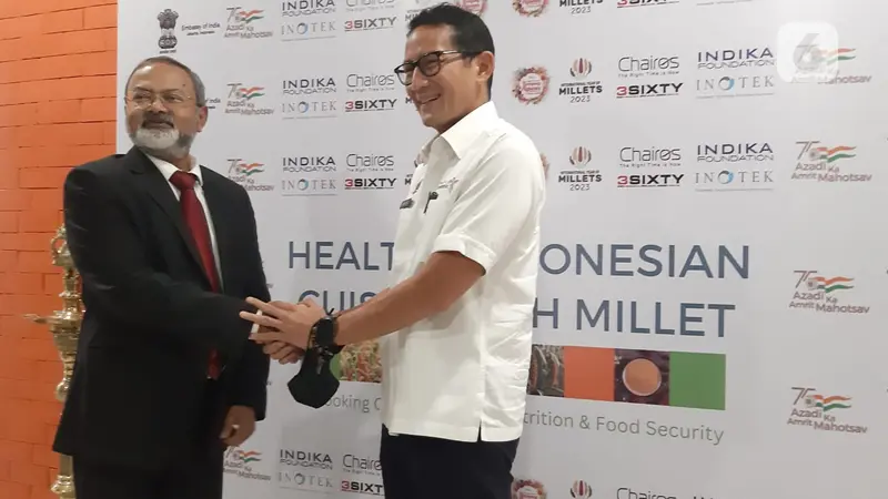 Duta Besar India untuk Indonesia Manoj Kumar Bharti dan Menparektaf Sandiaga Uno di Kedubes India, Jakarta.