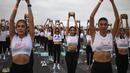 Meskipun ada beberapa pria yang tersebar di antara kerumunan, namun yoga ini didominasi oleh para perempuan. (MANAN VATSYAYANA / AFP)