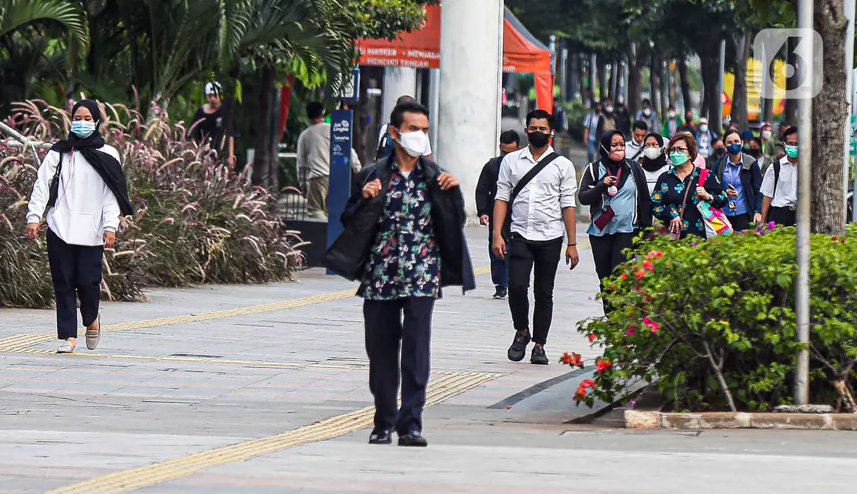 <p>Sejumlah pekerja berjalan usai bekerja di Jalan Jenderal Sudirman, Jakarta, Selasa (10/5/2022). Pemerintah mengimbau masyarakat menerapkan bekerja dari rumah atau work from home (WFH) selama satu hingga dua pekan ke depan untuk mengantisipasi penyebaran virus corona COVID-19 usai libur Lebaran 2022. (Liputan6.com/Faizal Fanani)</p>