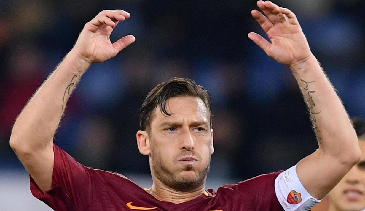 Gaya kapten AS Roma, Francesco Totti saat laga melawan Cesena pada perempat final Coppa Italia di Olimpico stadium, Rome,  (1/02/2017).  Saat ini Francesco Totti berusia 40 tahun. (EPA/Ettore Ferrari)