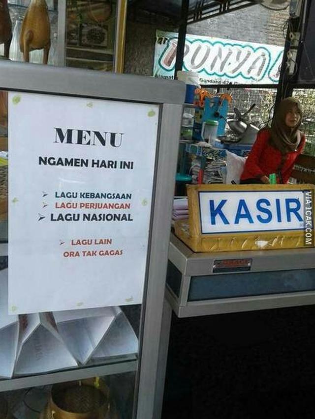 6 Tulisan Nyeleneh di Meja Kasir Ini Bikin Pembeli Tepuk Jidat