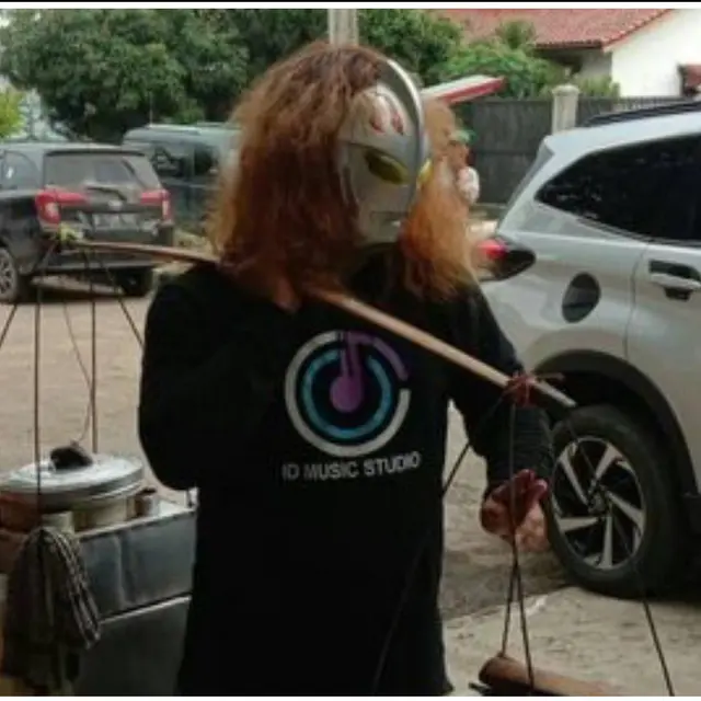6 Potret Penjual Pakai Topeng Ini Tampak Misterius, Pembeli Elus Dada
