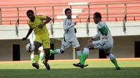 Emile Mbamba, striker andalan Persebaya Surabaya. (Bola.com/Zaidan Nazarul)