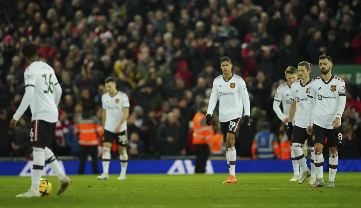 <p>Reaksi para pemain Manchester United setelah Liverpool mencetak gol keenam selama pertandingan lanjutan Liga Inggris di stadion Anfield, Inggris, Minggu (5/3/2023). Dengan Kekalahan ini, Manchester United tetap di posisi tiga dengan 49 poin, tertinggal 14 poin dari Arsenal yang ada di puncak. (AP Photo/Jon Super)</p>
