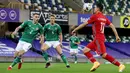 Penyerang Norwegia, Mohammed Elyounoussi, berusaha mengontrol bola saat menghadapi Irlandia Utara pada laga UEFA Nations League di Windsor Park, Selasa (8/9/2020) dini hari WIB. Norwegia menang telak 5-1 atas Irlandia Utara. (AFP/Paul Faith)