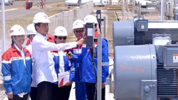 Presiden Jokowi mengecek alat saat meninjau PT.Trans Pacific Petrochemical Indotama (TPPI) di Tuban, Jatim, Rabu (11/11/2015). Proses pembuatan premium di PT TPPI ini akan mengurangi impor premium sampai 20 persen. (Foto : Cahyo_Setpres)