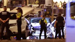 Petugas polisi berdiri di samping mobil van putih yang menabrak kerumunan orang di Jalanan Las Ramblas, Barcelona, Spanyol (17/8). Kejadian tersebut terjadi pada pukul 16:50 watu setempat. AP Photo/Manu Fernandez)