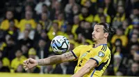 Aksi striker Timnas Swedia, Zlatan Ibrahimovic saat membela negaranya melawan Belgia pada kualifikasi Euro 2024 di Friends Arena Stadium, Jumat (24/3/2023) dini hari WIB. (Anders Wiklund/TT News Agency via AP)