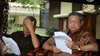 Susilo Bambang Yudhoyono (kanan) bersama Mantan Ka BIN, Syamsir Siregar membaca pernyataan terkait hasil temuan TPF kasus Munir di Cikeas, Kab Bogor, Selasa (25/10). Hasil temuan TPF kasus Munir telah ditindak lanjuti. (Liputan6.com/Helmi Fithriansyah)