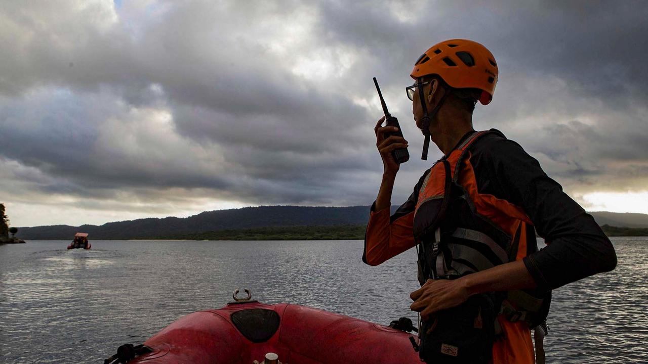 FOTO: Hari Kedua Pencarian Korban Tenggelamnya KMP Tunu Pratama Jaya, Tim SAR Hadapi Arus Deras Selat Bali