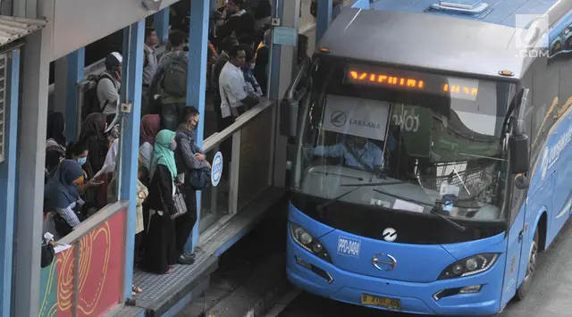 Viral Pria Lansia Cekcok dan Teriaki Wanita Teroris di Halte Taman Anggrek