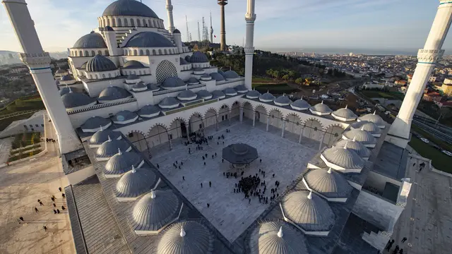 Orang-orang berdatangan untuk salat subuh di Masjid Camlica di Istanbul