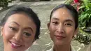 Happy Salma yang telah lama menetap di Bali tampak mendampingi Asri Welas dalam pengalaman spiritual itu. Ia berbagi cerita tentang filosofi melukat yang dipercaya dapat membersihkan energi negatif dan membawa ketenangan batin. (Liputan6.com/IG/@asri_welas)