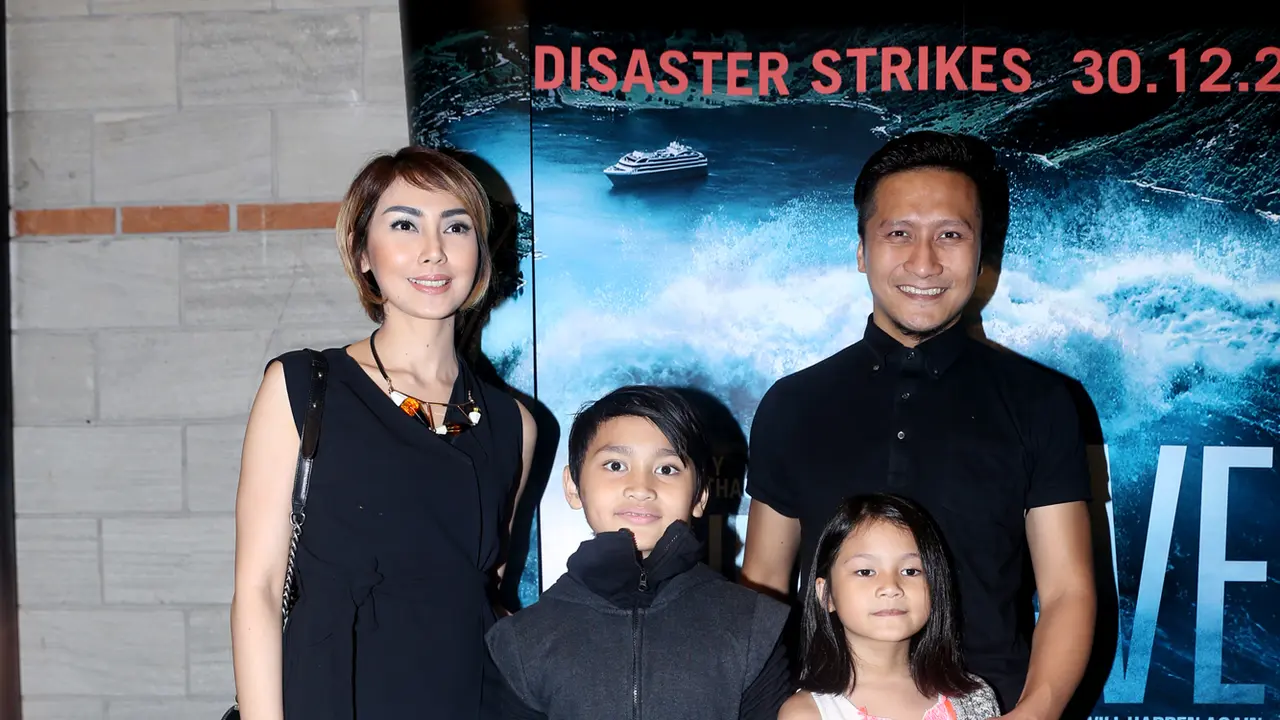 [Bintang] Fenita Arie dan Arie Untung bersama anak